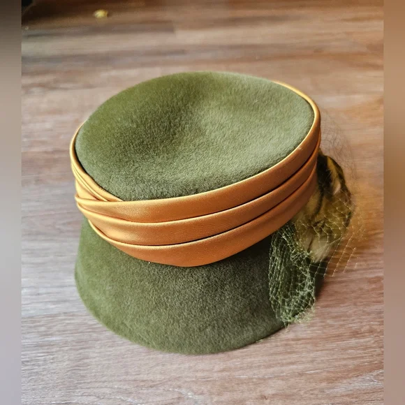 VINTAGE 1950s 60s GREEN VELVET PILLBOX HAT FEATHERS GOLD 